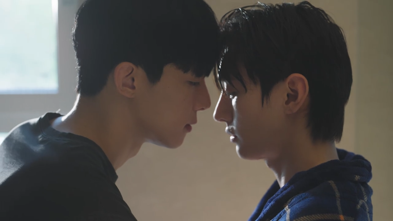 Yoon Ji-sung e Jeong Ri-u, protagonistas do BL sul-coreano Nuvens de Tempestade e Trovoada.