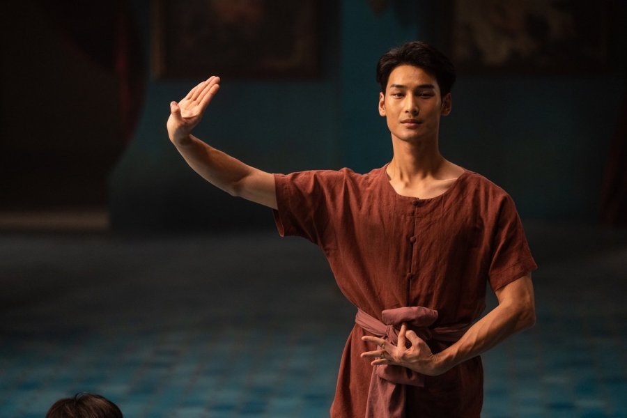 Apo Nattawin com trajes tradicionais tailandeses, focado em uma performance de dança khon