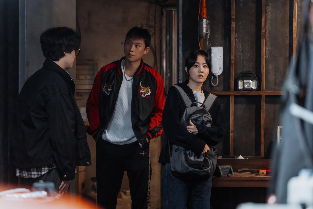 Os atores Park Bo Young, Lee Hyun Woo e Kim Sung Cheol em cena do dorama Terra do Ouro.