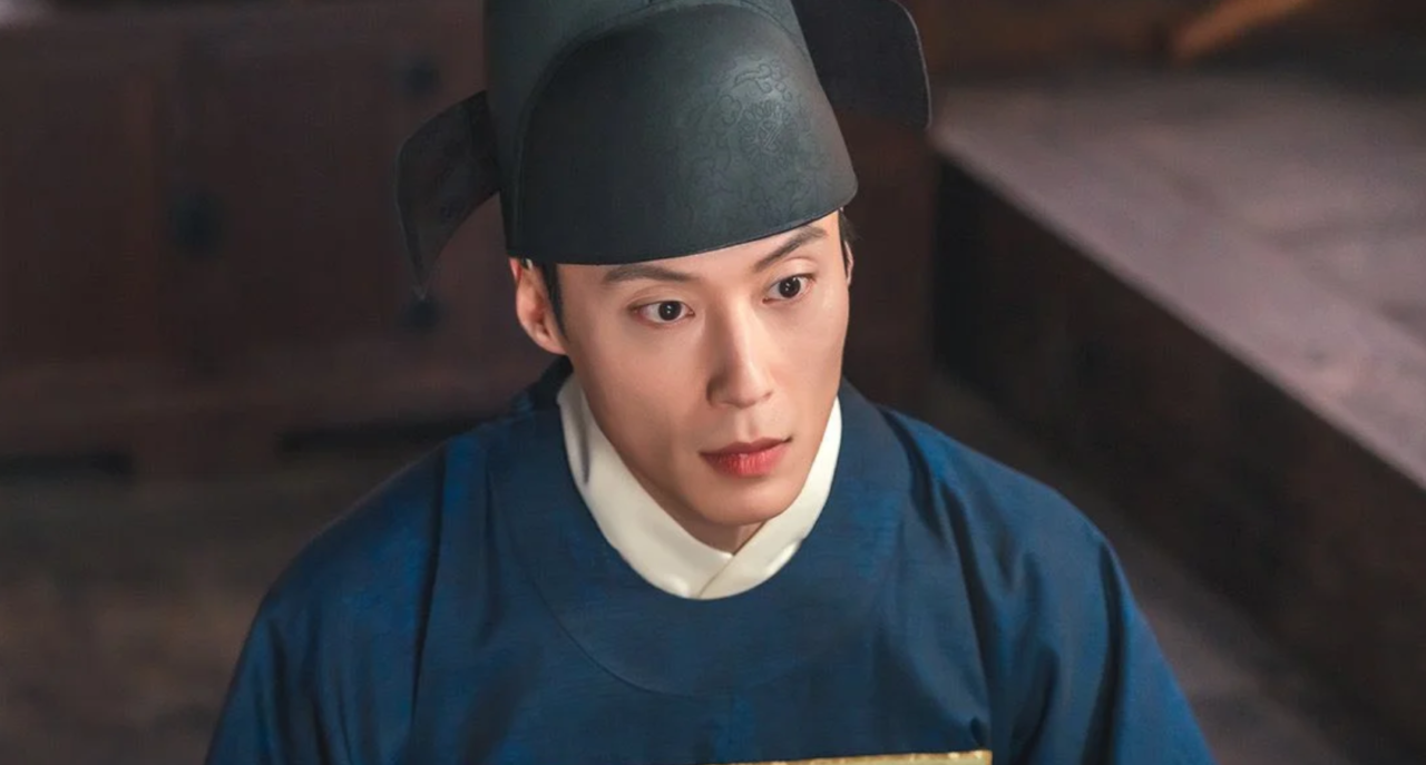 O ator Heo Nam-jun com roupas tradicionais da era Joseon.