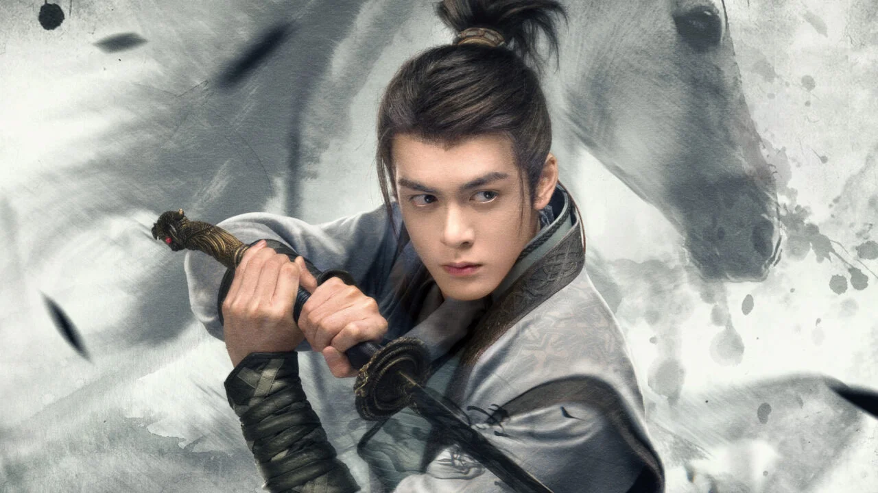 O ator chinês interpretando Wang Xiaoshi com trajes de época e expressão observadora.