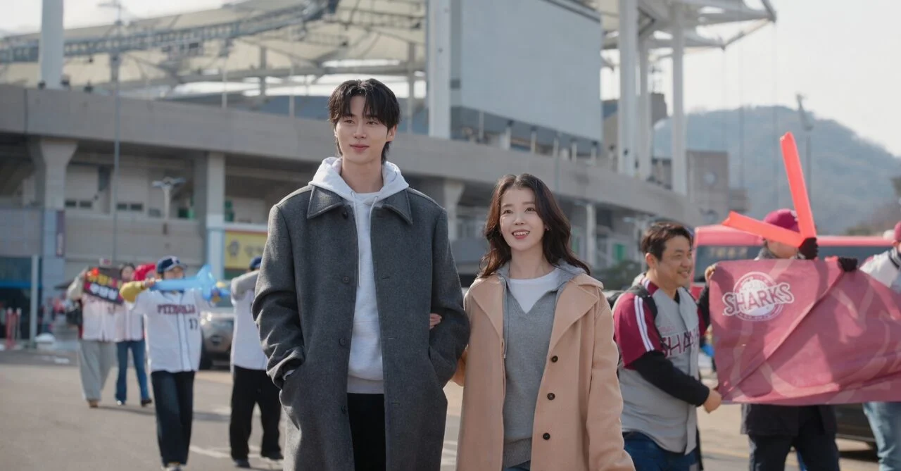 Seong Hee-joo e Lee Wan sorrindo no estádio de beisebol
