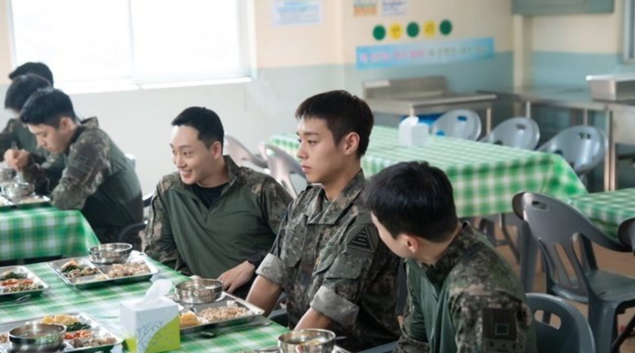 Frame do k-drama mostrando o protagonista na cozinha.