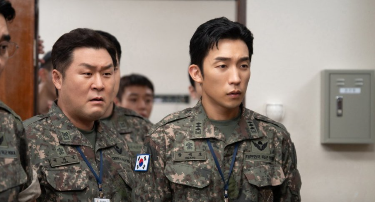 Os atores Lee Sang-yi e Yoon Kyung-ho vestindo fardas oficiais das Forças Armadas.