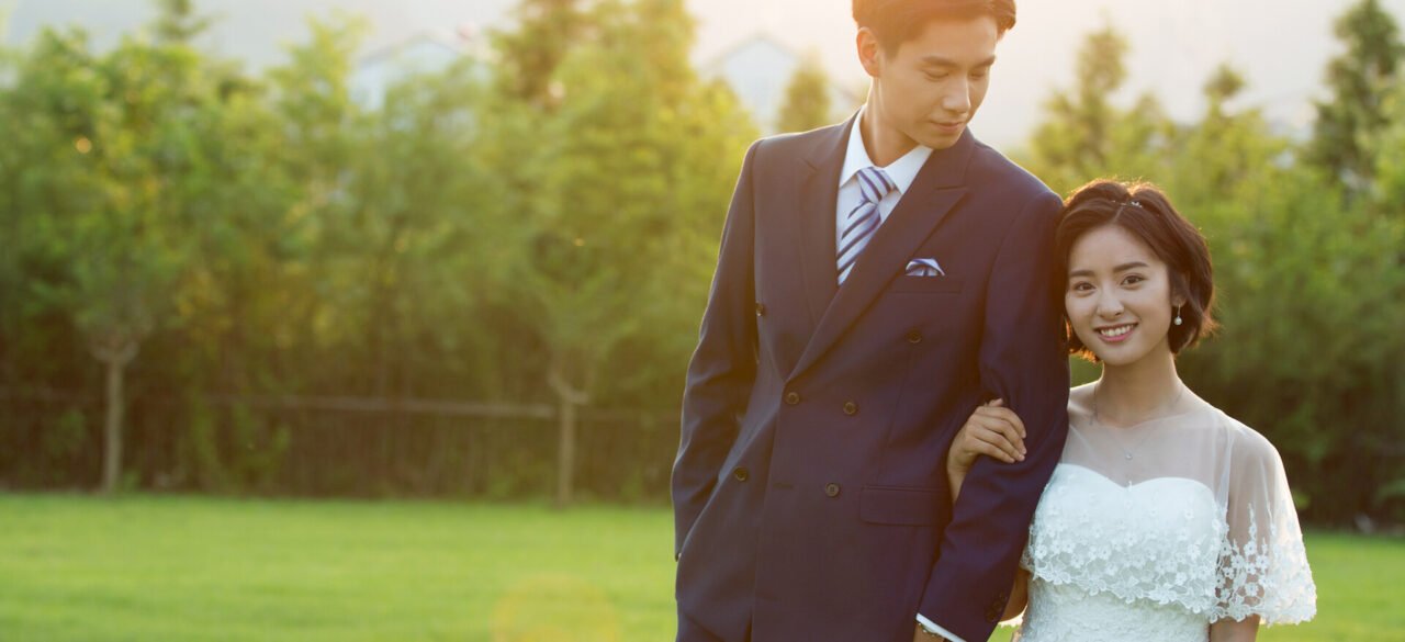 Casal de adolescentes asiáticos vestindo uniformes escolares.