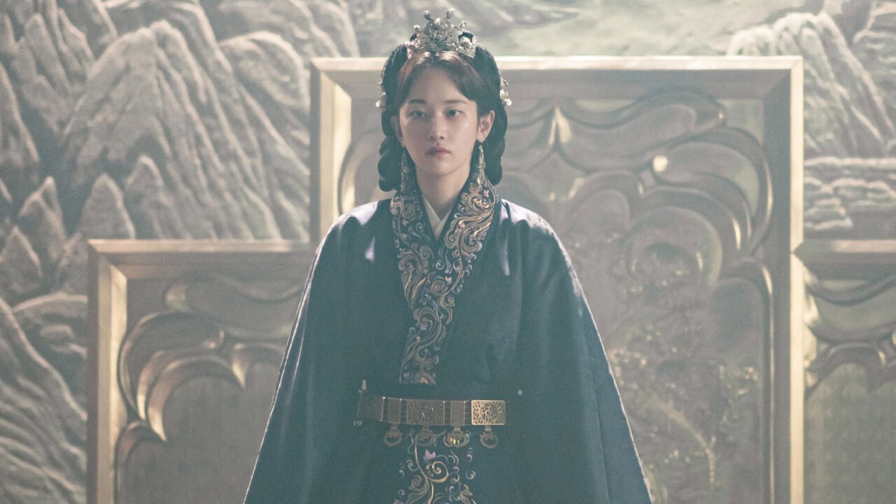 Os atores Jeon Jong Seo e Ji Chang Wook vestindo trajes imperiais.