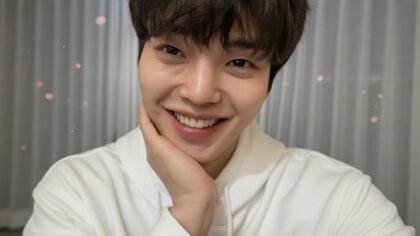 Song Kang, ator de Sweet Home revela qual k-drama está maratonando em live; confira
