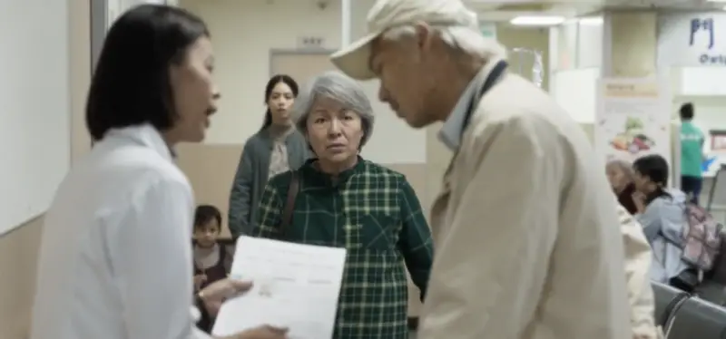 Senhora e senhor idosos conversando em um ambiente hospitalar.