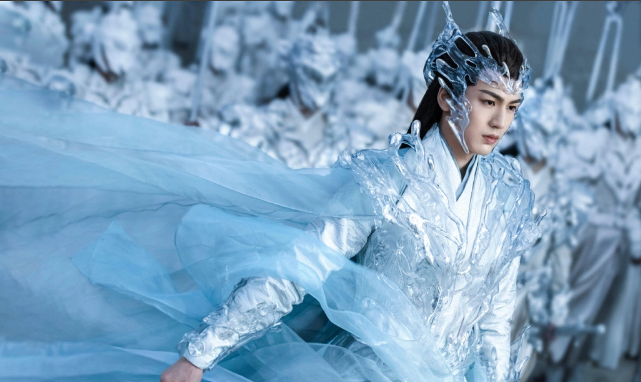 O ator Zhang Linghe usando armadura de fantasia com tons celestiais.