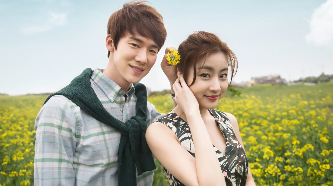 Yoo Yeon-seok sorrindo com um avental de chef.