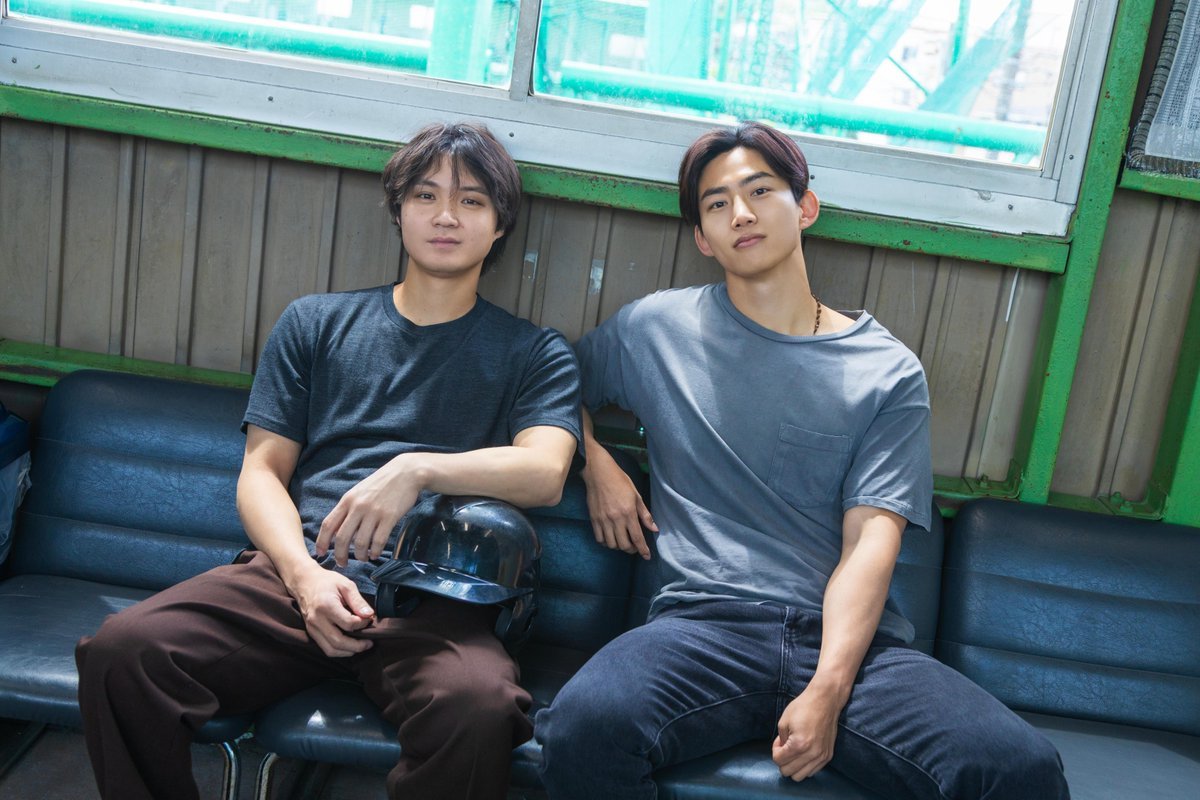 Os atores Ok Taecyeon e Hayato Isomura caracterizados como os protagonistas de Alma Gêmea em imagem promocional da série da Netflix.