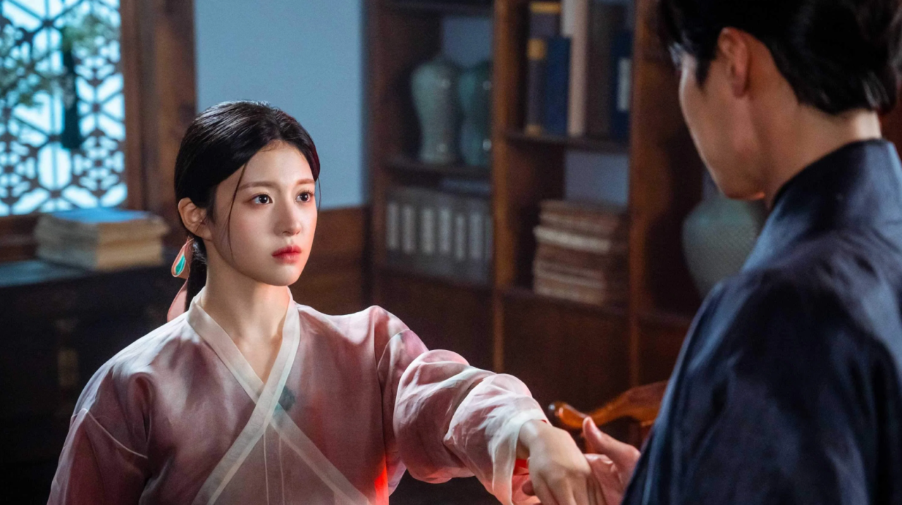 Go Youn Jung em trajes históricos em um cenário de fantasia.