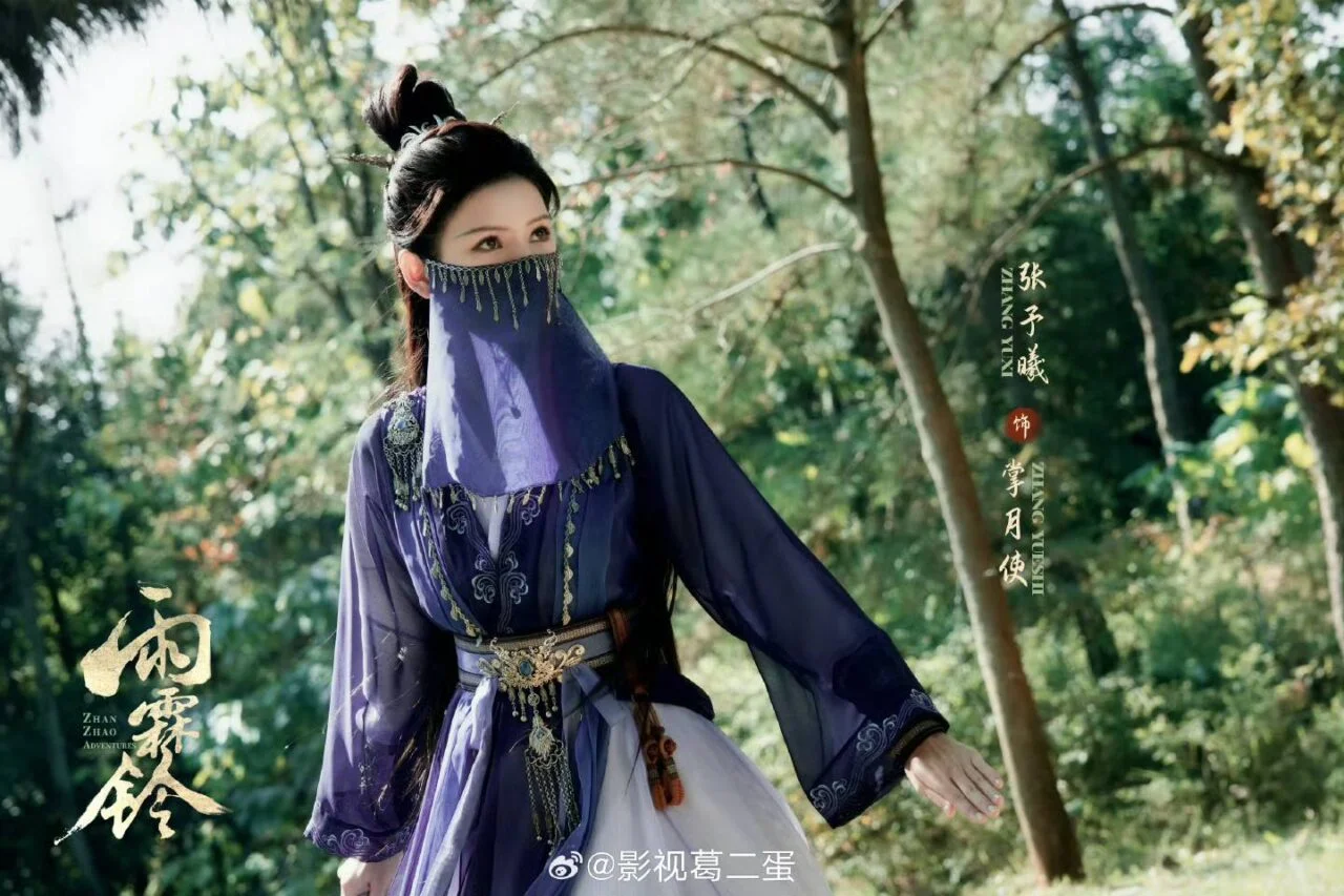 A atriz Zhang Ruonan com trajes históricos chineses.