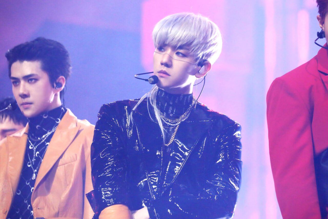 O cantor Baekhyun, do grupo de k-pop EXO, posando para foto.