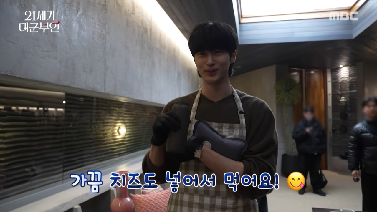 O ator Byeon Woo-seok em um momento descontraído nos bastidores de A Coroa Perfeita.