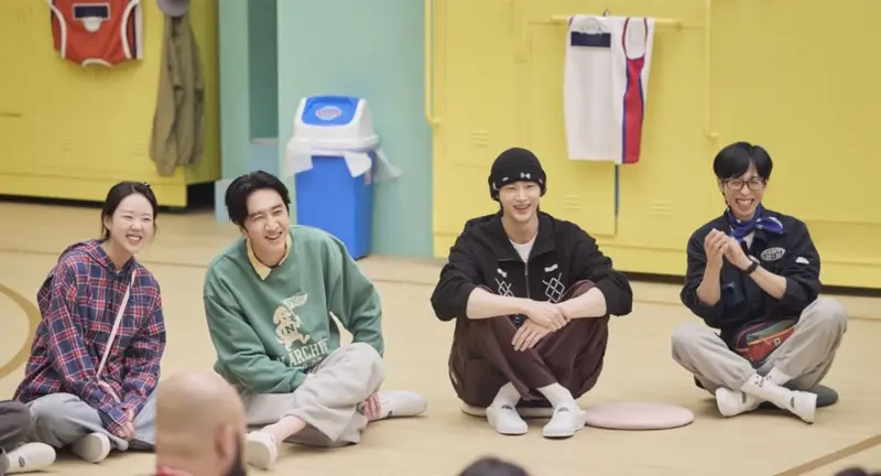 Cena do reality show A Pousada do Jae-seok com os apresentadores e convidados.