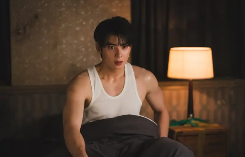 O ator Cha Eun-woo caracterizado como Lee Un-jeong com expressão séria.