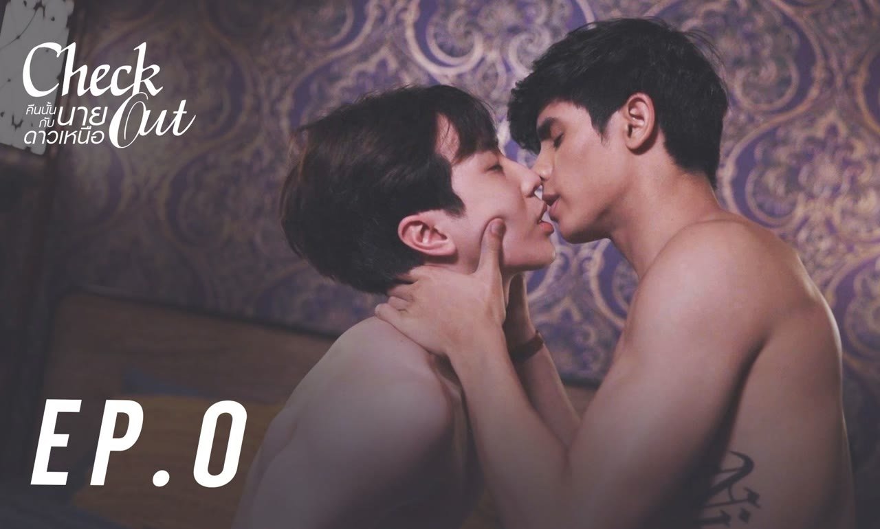 Dois homens jovens em um resort trocando olhares e toques.