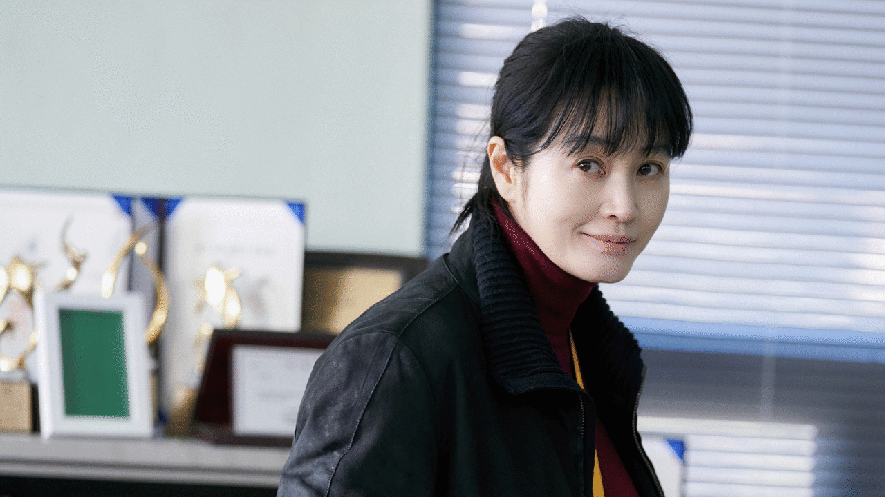 A atriz Kim Hye-soo caracterizada como jornalista investigativa.