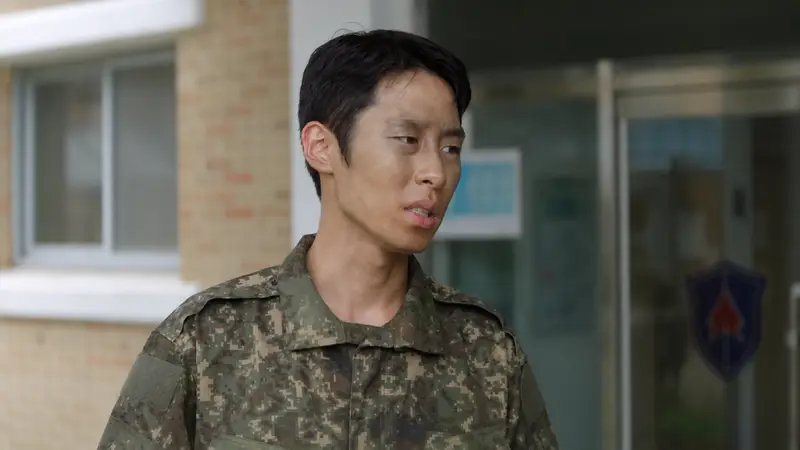 Ator Lee Jae-wook acenando através de uma tela de vídeo.