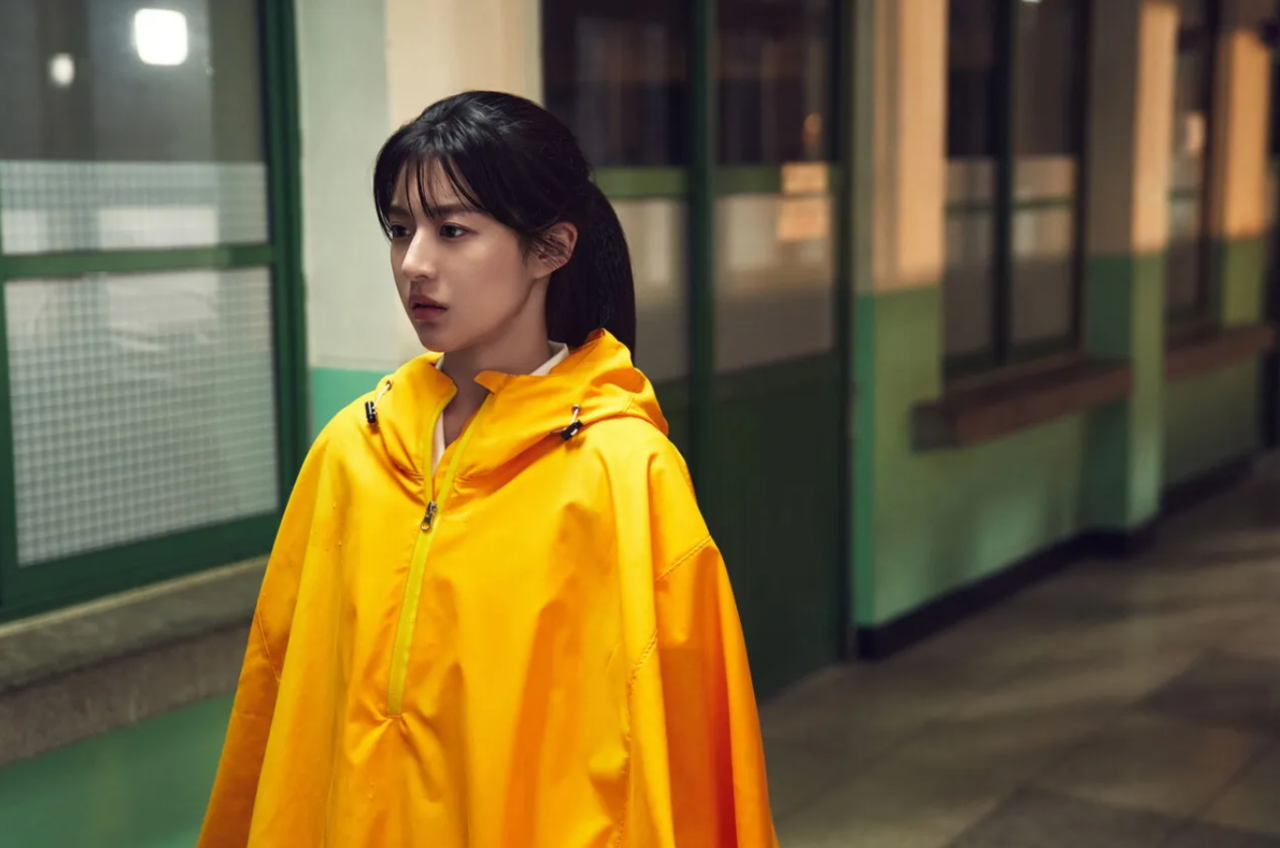 A atriz Go Youn Jung vestida com uniforme escolar coreano.