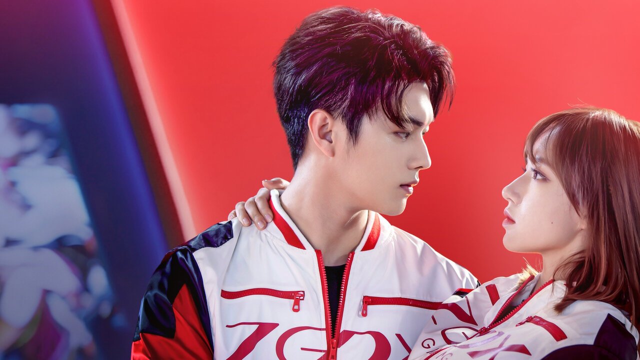Dois jovens jogadores de e-sports usando uniformes da mesma equipe.
