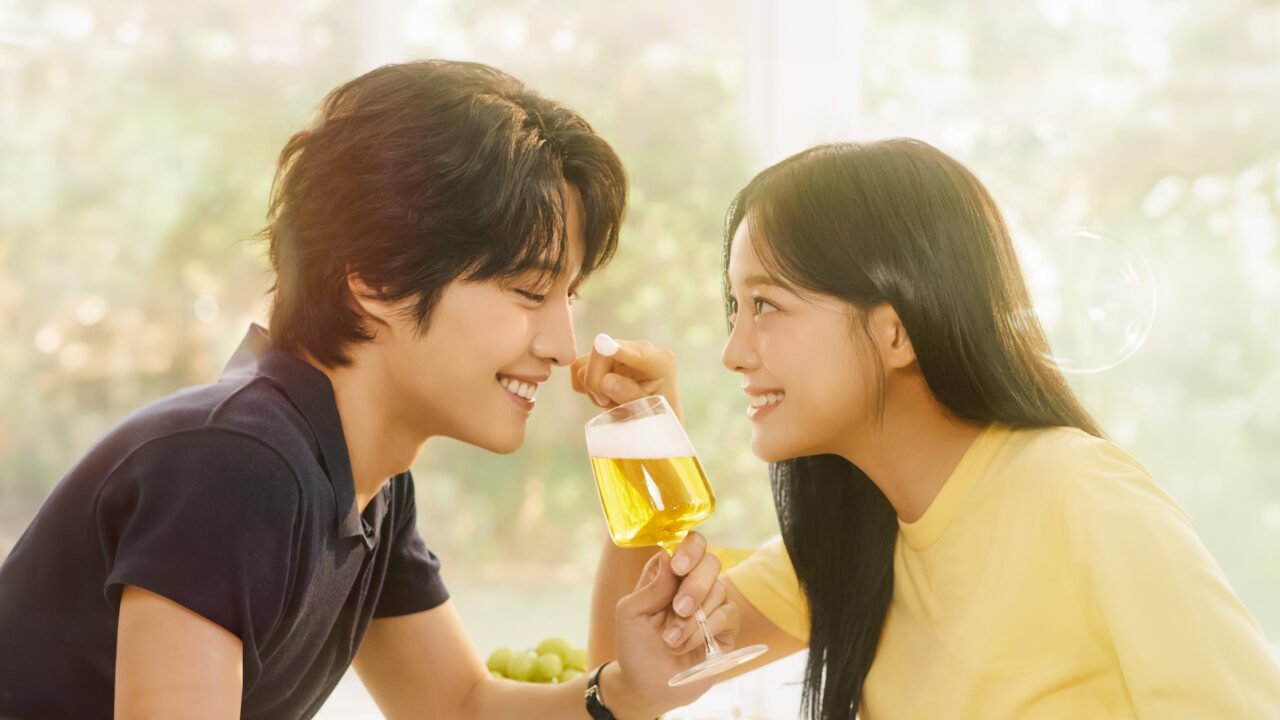 Atores Kim Se-jeong e Lee Jong-won interagindo de forma descontraída.