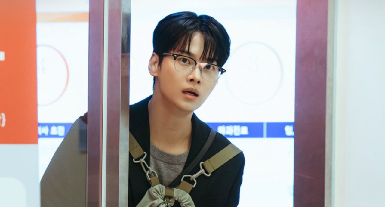 O ator Cha Hak Yeon em papel de professor, pensativo.