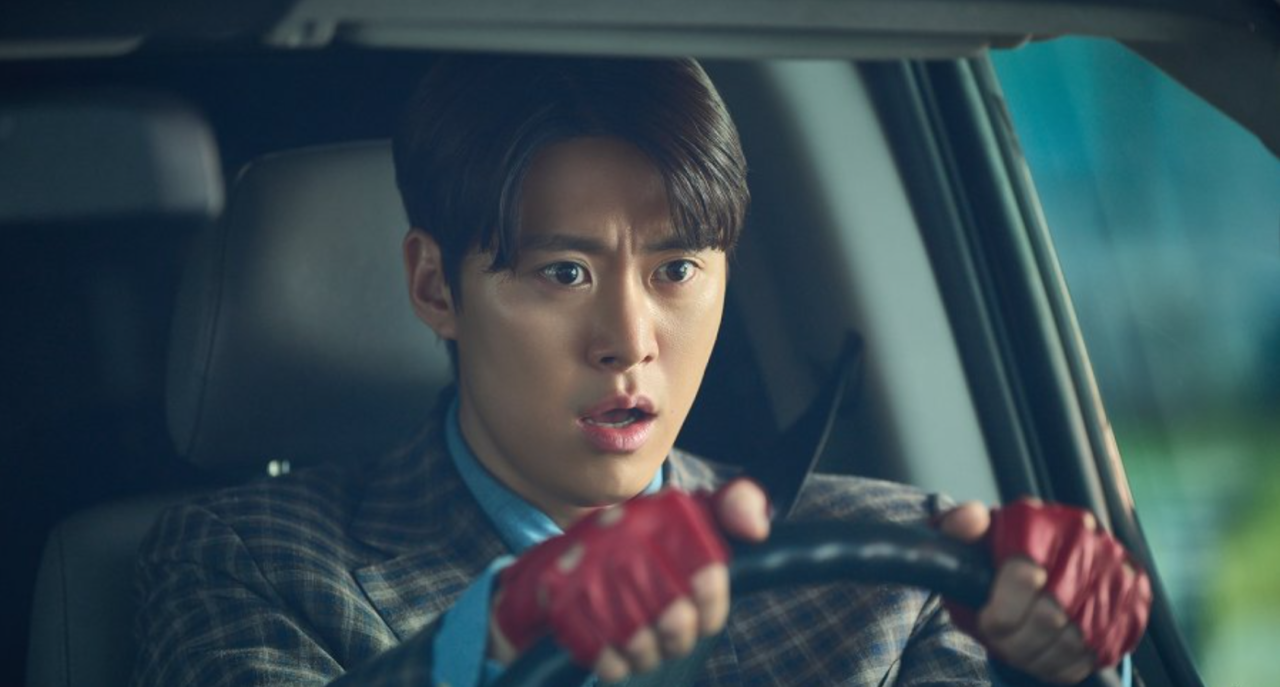 O ator Gong Myung em uma cena tensa e de ação.