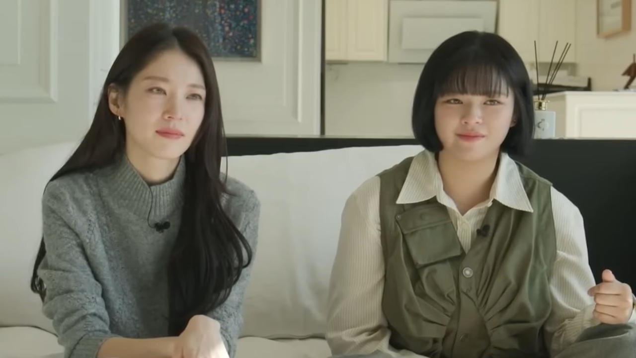 As irmãs sul-coreanas Gong Seung-yeon e Jeongyeon sorrindo para a câmera.