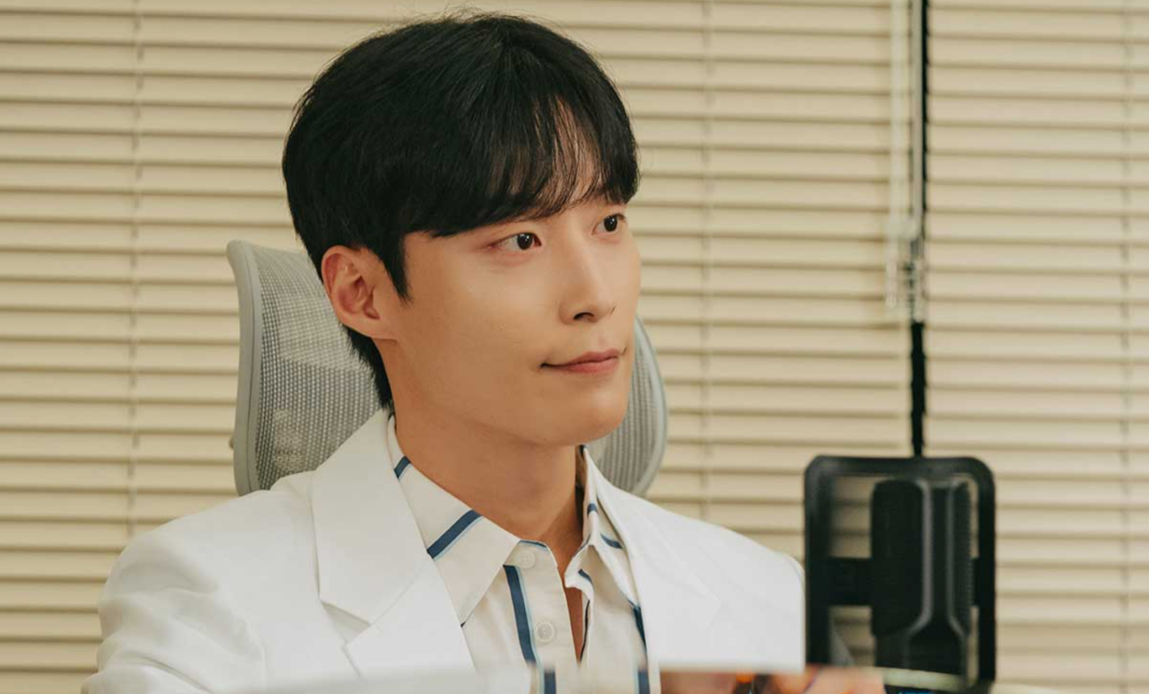 Heo Nam-jun com roupas casuais e olhar atento.