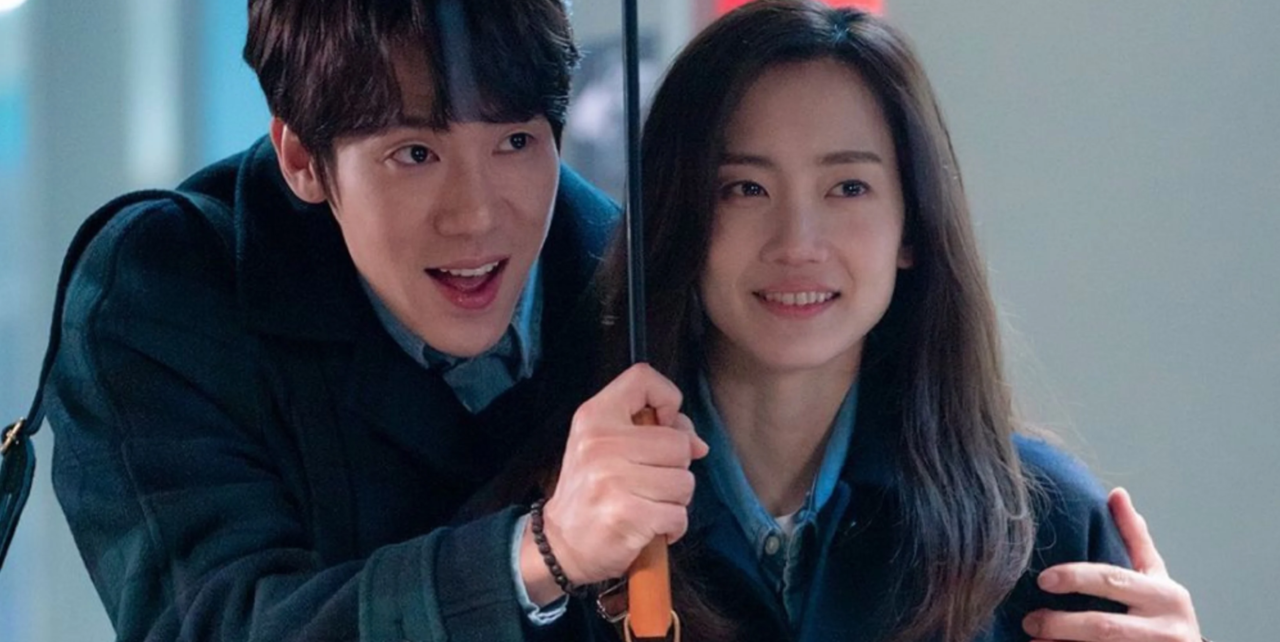 Yoo Yeon-seok vestido de médico com um estetoscópio.