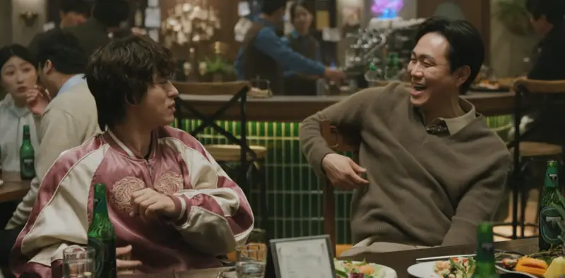 Dois atores em cena de discussão tensa seguida de emoção.