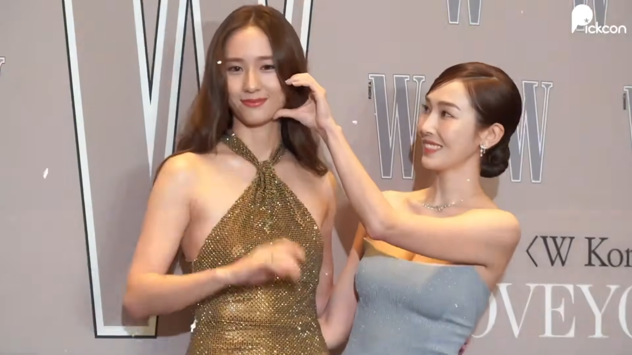 As irmãs Jessica e Krystal Jung posando juntas.