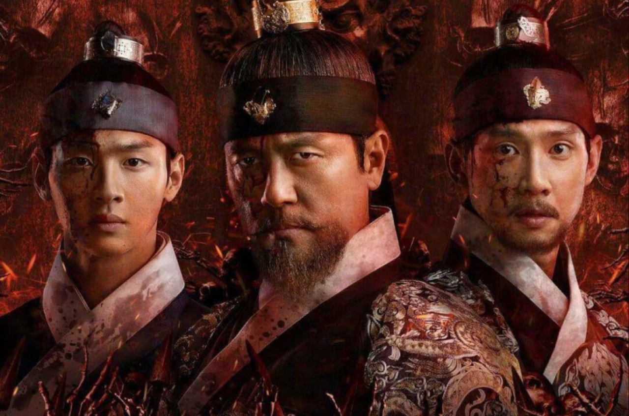 Atores em trajes históricos da Dinastia Joseon em um cenário escuro.