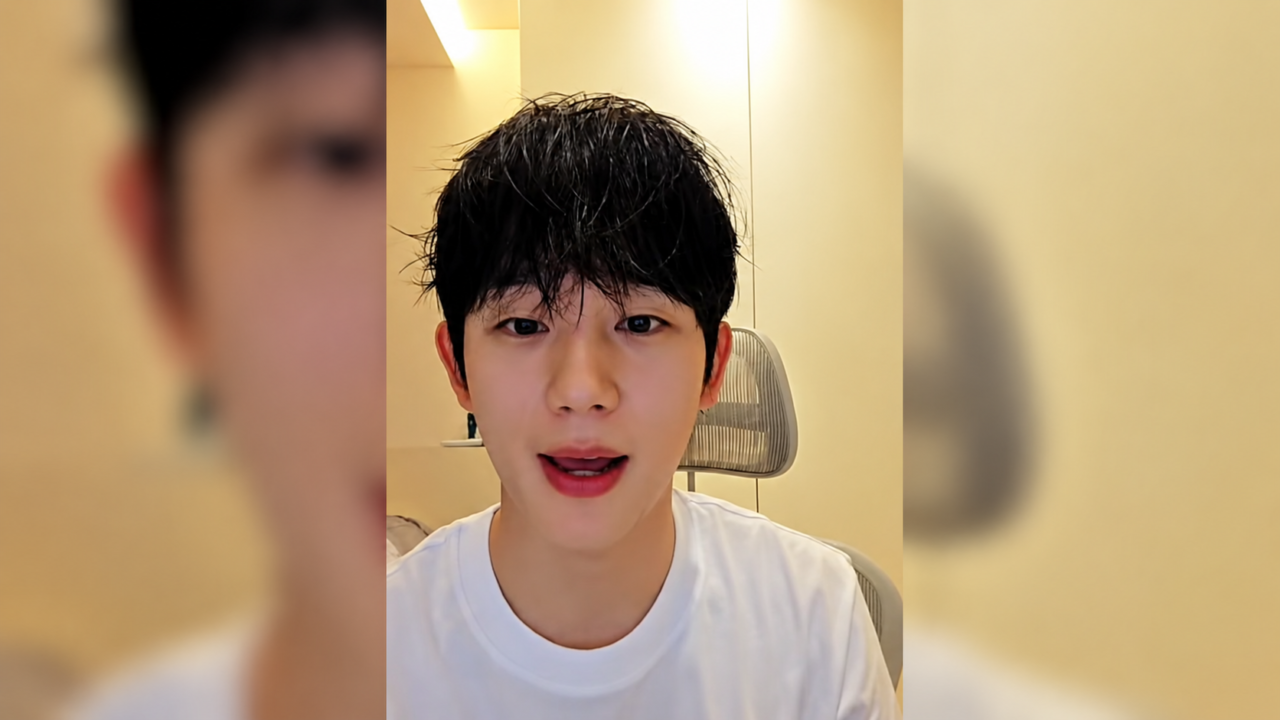 O ator Jung Hae In posando com figurino casual.