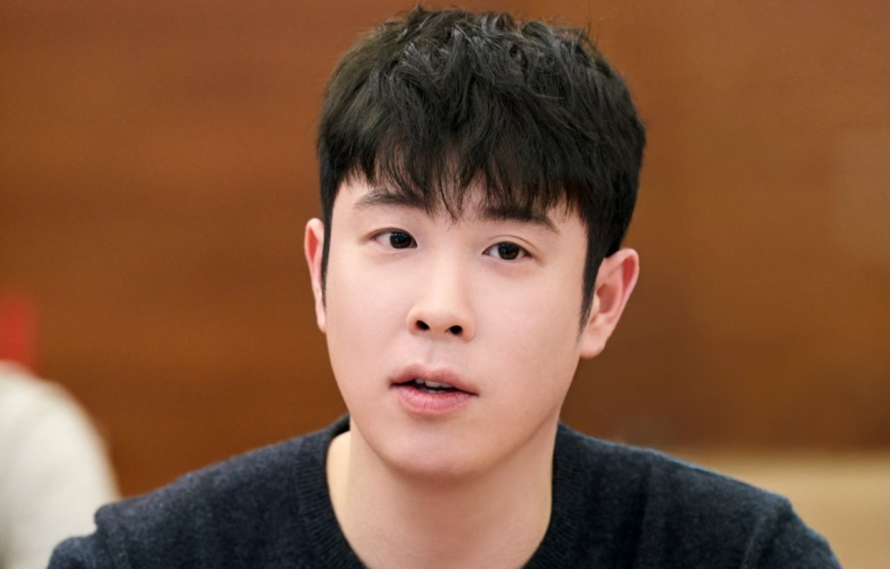O ator Lee Tae Hwan encarando a câmera.