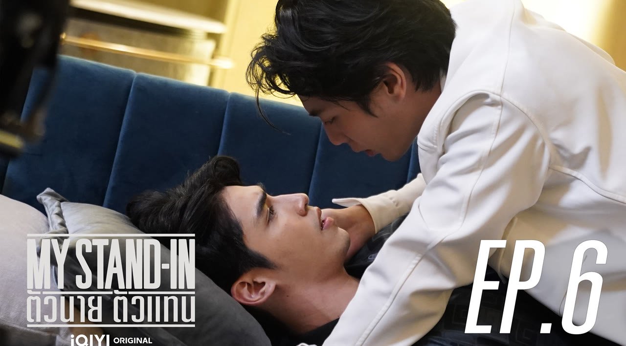 Atores tailandeses em um momento de sofrimento emocional no dorama My Stand-in.