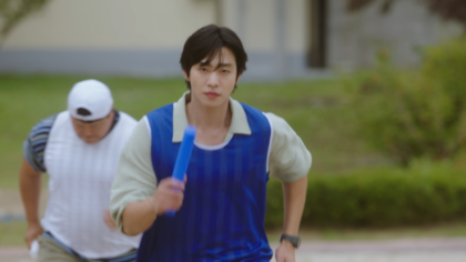 O ator Ahn Hyo Seop caracterizado como Matthew Lee com olhar sério.