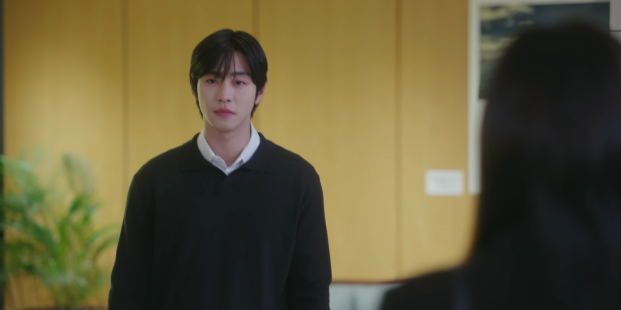 Ahn Hyo Seop e Chae Won Bin em cena de tensão romântica, com ele dando um passo para trás.