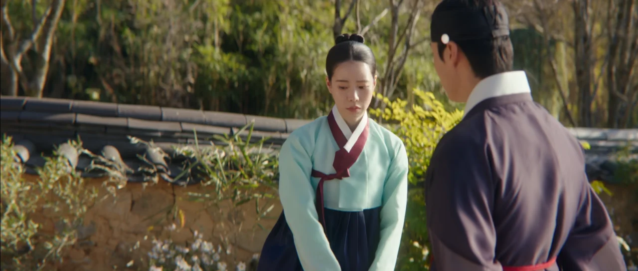 A atriz Lim Ji-yeon com expressão de choque ao recuperar memórias em My Royal Nemesis