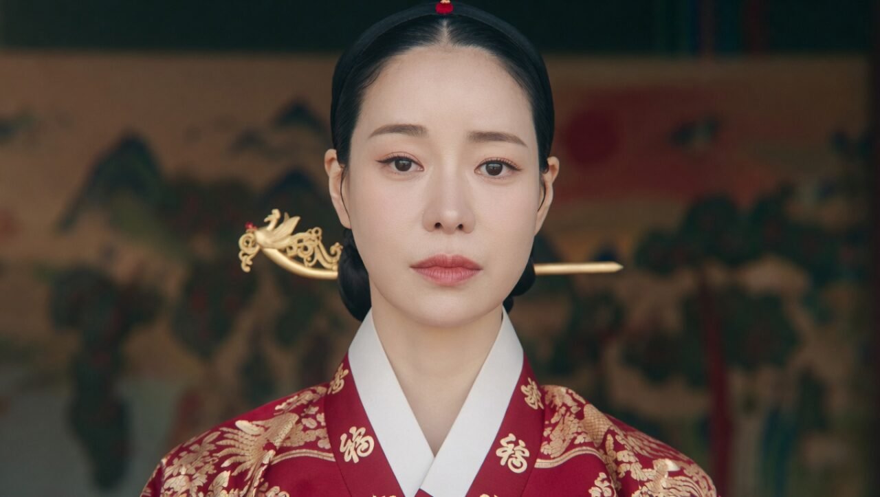 Personagem com vestimentas da era Joseon em ambiente palaciano