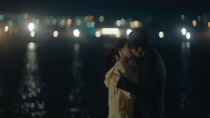 Atores Im Ji-yeon e Heo Nam-joon contracenando em um cenário de praia.