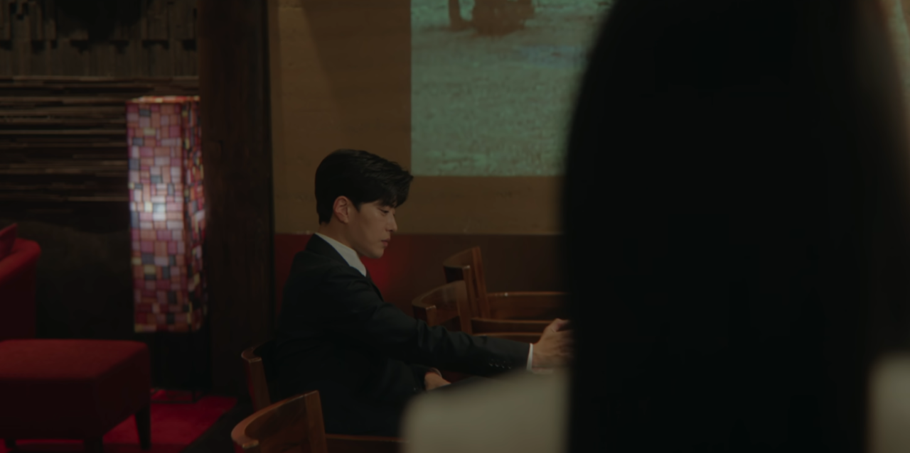 Os atores Jang Seung Jo e Chae Seo An conversando em tom conspiratório.