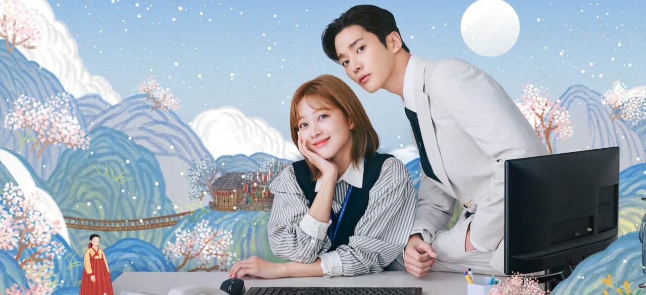 Casal de atores Jo Bo-ah e Rowoon se encarando com um livro antigo nas mãos.