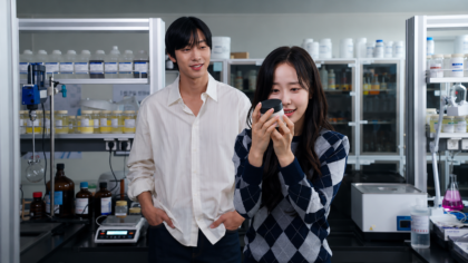 Ator sul-coreano manipulando frascos em um laboratório.