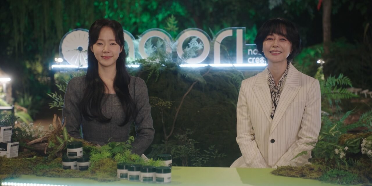 Chae Won-bin apresentando um produto na televisão.
