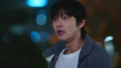 O ator Ahn Hyo-seop com expressão séria na série O Amor Não Está Esgotado.