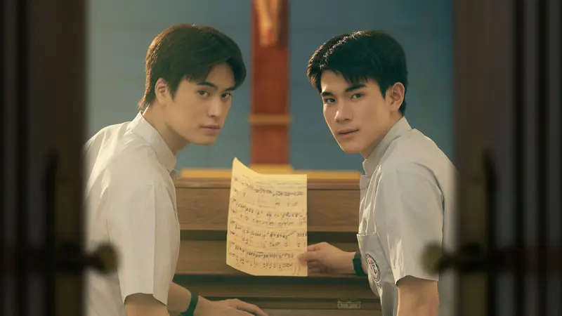Os atores Fourth Nattawat e Gemini Norawit no dorama Ticket to Heaven