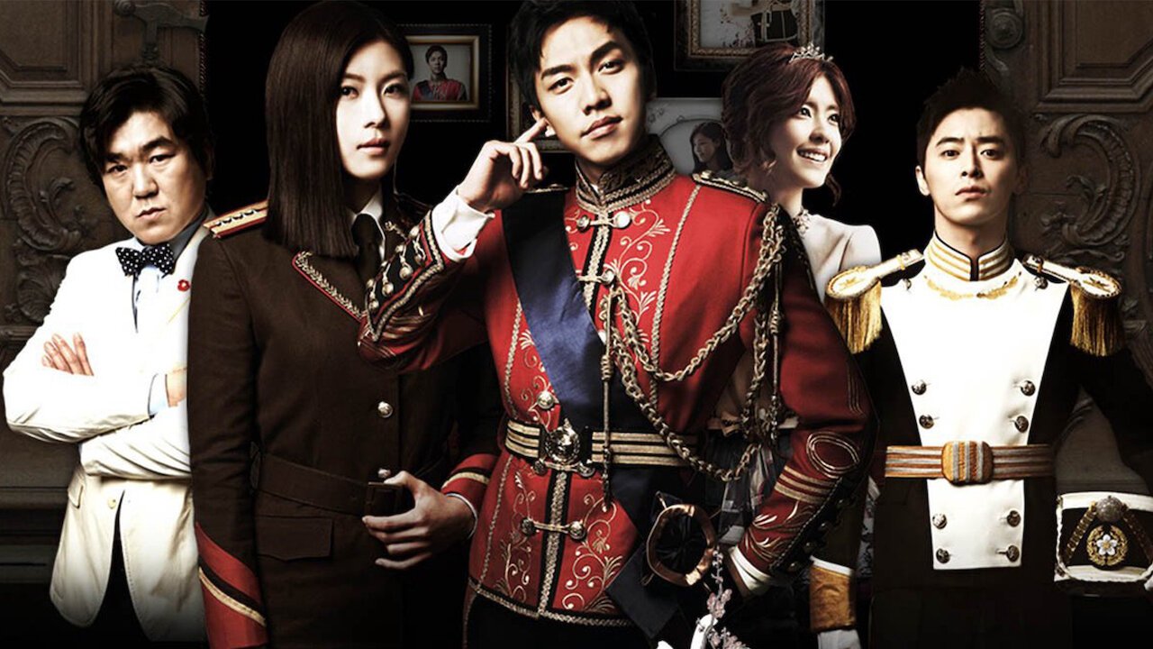 Atores principais de The King 2 Hearts vestindo fardas militares formais.